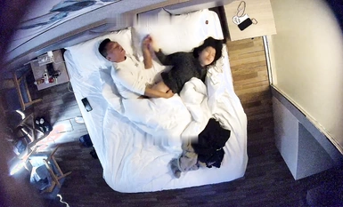 ピンクの女子校生と黒人が部屋で3回連続セックス (1)