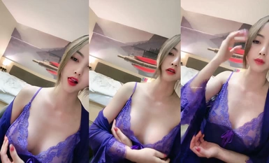 인터넷에서 처음 봤어요. 검은 비단 옷을 입은 긴 다리를 가진 여성이 소품을 이용해 자위하는 모습을 본 것은 처음입니다. (2)