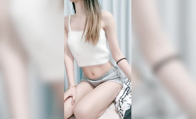 Terletak di Chongqing, dewi supermodel berkaki panjang kembali dengan dentuman, [Innocent Kitten]. Sosok syaitan. Dia mempunyai wajah yang halus dan telah disetubuhi oleh teman lelakinya tanpa kondom selama beberapa hari (2)