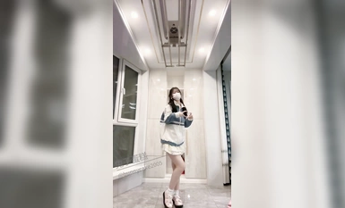 Loli kecil jk yang sangat comel menari untuk ditonton oleh abang-abangnya