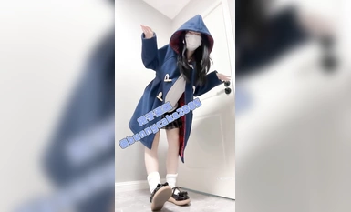 Loli kecil jk yang sangat comel menari untuk ditonton oleh abang-abangnya