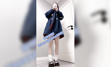 Loli kecil jk yang sangat comel menari untuk ditonton oleh abang-abangnya