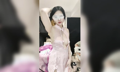 Bagong gawa noong Enero 2024, ang pinakamaganda at magandang babae [Flower Heroine] ay umaarte sa Hengdian sa loob ng ilang taon, sumasayaw na hubad sa mga sinaunang costume, at ang magandang babae ay nagsasalsal na may iba't ibang contrasting role pr