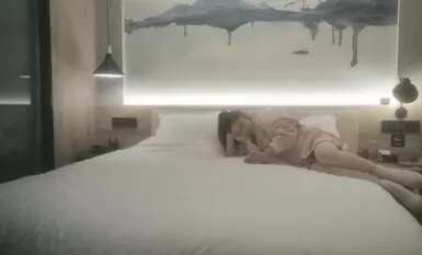 꽃 검색의 신참, 포니 테일 야한 젊은 여성, 카메라 앞에서 목구멍 깊은 입으로, 팬티를 벗고 가슴을 빨고 보지를 문지르고, 승마 자세로 회전하는 섹스!