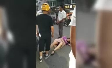 행위에서 잡혔다-연인의 불륜을 훔치는 아내가 남편에게 발견 된 거리, 섹시한 큰 엉덩이를 추측하기 어려운 거리