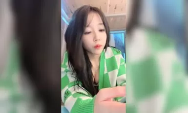 新下海大三学生妹，【一页叶】，宿舍躲起来做黄播，校园女神范，胸大又粉，极品红樱桃，皮肤白皙，人气登顶