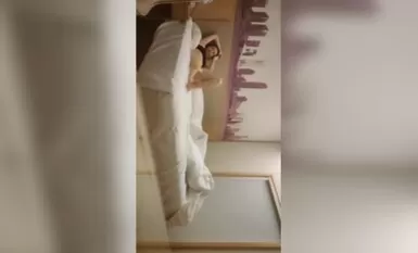 늦은 밤 포니테일로 묶은 주변 젊은 여성이 엉덩이를 공중에 띄운 채로 자지를 핥고 깊이 목구멍을 핥고, 상체를 타고 주도권을 잡고, 몇 번의 스트로크 만에 그녀는 정액에 취해 있습니다.