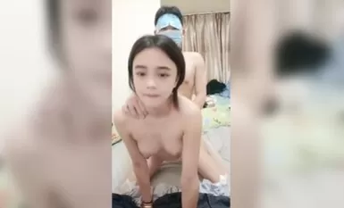 Hôm nay, cô gái 18 tuổi cực kỳ thuần khiết đã có một cuộc làm tình say đắm với bạn gái của mình. Ba cô gái và hai chàng trai sinh vào những năm 00 đụ nhau bằng đạo cụ. Họ cưỡi nhau và đụ nhau. Họ trải lồn dịu dàng và sử dụng. dương vật giả để chà xát âm v