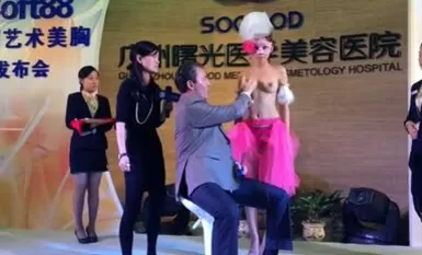 [Sự khan hiếm gây sốc cho ba lượt xem] Trên sân khấu họp báo của một thẩm mỹ viện trong nước, bộ ngực đẹp của tiểu thư ngực đẹp được đo trực tiếp Bộ ngực thanh tú rất đầy đặn và dường như được chạm vào.