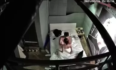 精神小夥帶了幾套情趣內衣絲襪，讓她換上再啪啪，圓臉可愛的女生
