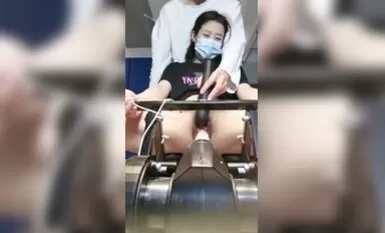调教超高颜值美女，道具来回抽插
