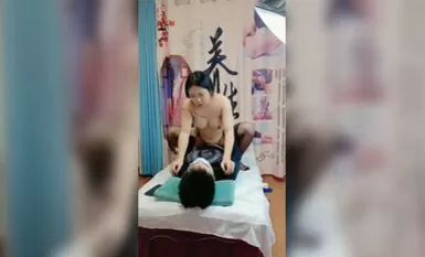 음탕 한 기술자가 남성 고객을 성추행 열정적 인 스냅, 검은 실크 에로 오럴 섹스 큰 거시기 이니셔티브는 동생이 가슴 펌핑으로 놀게하고, 중간 여자 친구가 전화 쪽 잔디 보지 쪽에 와서 운전했다고 말했다.