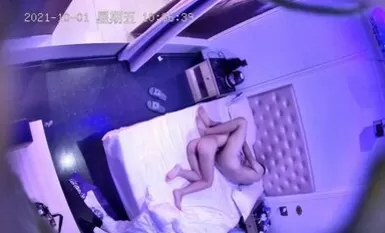 국경일 젊은 커플이 성관계를하면서 휴대 전화 영화를 보면서 방 섹스를 오픈 AV 자세는 다양한 시도를 배우지 않았다 HD 720P 울트라 클리어 버전 2