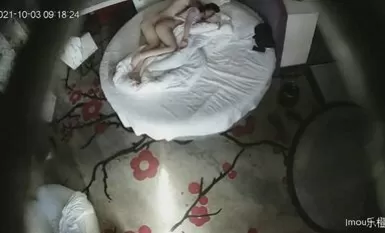 Tôi đã hẹn hò với cô bạn gái xinh đẹp và xinh đẹp của mình trong căn phòng có giường tròn lớn màu trắng vào cuối tuần. Tôi đã ngủ trong đó và kéo cô ấy lại và đụ cô ấy một cách khó khăn.