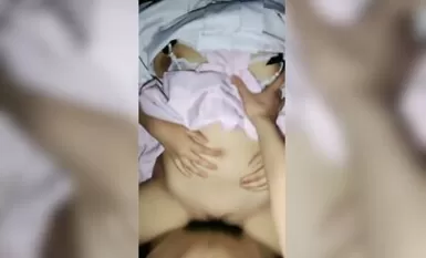 Seorang gadis yang baik dengan ekor kuda berkembar, seorang gadis loli, menarik seluar dalam pakaian lolita dan memecahkan farajnya dan dia menembusinya dari sudut pertama. membuatkan gadis itu tersentak dan mengerang.