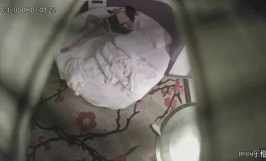 등이 없는 이브닝 드레스를 입은 아름다운 소녀는 술에 취해 혼란스러워 옷을 입은 채로 순결을 깨고 섹스하고 싶어했습니다.