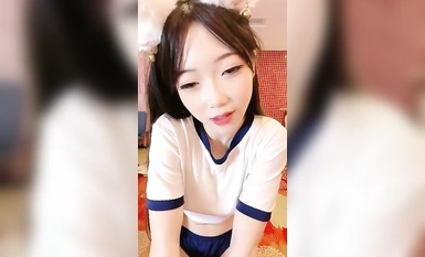 太漂亮了！【04學姐賺學費】膚白貌美~堅挺酥乳~全裸自慰 (1)