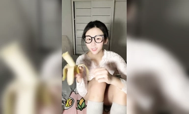 Ang seksi na sandali sa dormitoryo ng isang bagong trabaho noong Enero 2024 ng isang estudyanteng babae [Mahilig kumain ng maliit na puding] Maputi at malambot ang malaking asno, matambok ang puke, at ipinasok ang prop sa butas at siya ay sumisigaw (5 )