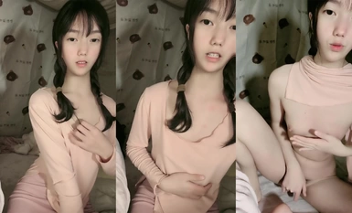 순수하고 부드러운 미소녀 [두두 아메] 두 땋은 얼굴 귀여운! 기숙사 여자는 매혹적인 빈약 한 가슴, 털이 어린 보지, 보지를 스스로 만지고 아름다운 엉덩이를 들어 올려 국화를보고있다!