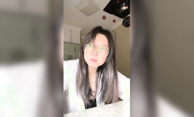Gadis tidak bersalah berkaca mata mahu mengambil ubat mengurangkan melanin (4)