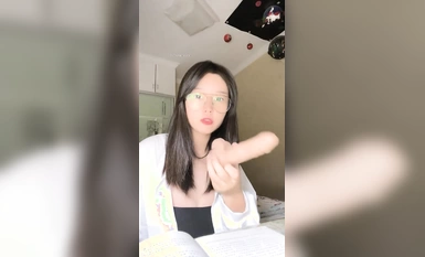 Gadis tidak bersalah berkaca mata mahu mengambil ubat mengurangkan melanin (4)