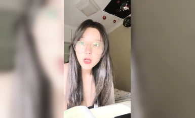 Gadis tidak bersalah berkaca mata mahu mengambil ubat mengurangkan melanin (4)