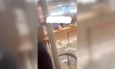 4월 7일 충칭 깡패차 지다과! 한 여성이 밀크티 가게 카운터에 직접 앉아 옷을 벗고 가게 주인은 무력감으로 가득 차서 암호없이 몰래 비디오 장면을 노출해야했습니다.