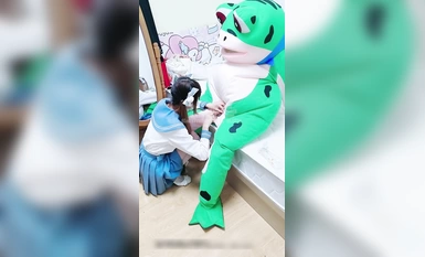 Gadis cantik dengan kontras penuh nafsu [Ruanruantu Lt774523412] Selebriti Internet katak kacak meniduri seorang pelajar perempuan dalam skirt berlipat kemaluan merah jambu ketatnya tidak dapat ditahan dan dia menangis dan merintih apabila disentuh, menja