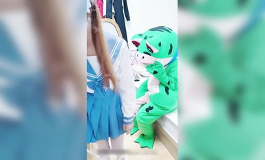 Gadis cantik dengan kontras penuh nafsu [Ruanruantu Lt774523412] Selebriti Internet katak kacak meniduri seorang pelajar perempuan dalam skirt berlipat kemaluan merah jambu ketatnya tidak dapat ditahan dan dia menangis dan merintih apabila disentuh, menja