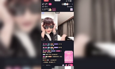 【抖音大尺度！】万重山 连麦 高冷小美，臭弟弟 来呀~ 你敢看姐就敢脱！穿着情趣丁字裤给直播间兄弟们发福利了！