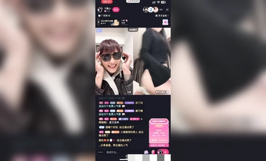 【抖音大尺度！】万重山 连麦 高冷小美，臭弟弟 来呀~ 你敢看姐就敢脱！穿着情趣丁字裤给直播间兄弟们发福利了！
