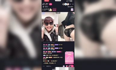 【抖音大尺度！】万重山 连麦 高冷小美，臭弟弟 来呀~ 你敢看姐就敢脱！穿着情趣丁字裤给直播间兄弟们发福利了！