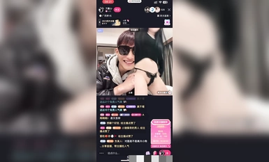 【抖音大尺度！】万重山 连麦 高冷小美，臭弟弟 来呀~ 你敢看姐就敢脱！穿着情趣丁字裤给直播间兄弟们发福利了！
