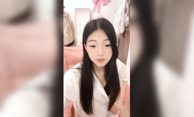 2024年2月，校花為了賺錢拼了【豬豬女孩】喊來舔狗干她，穿上白絲舔腳，無套內射極品反差小淫娃 (1)