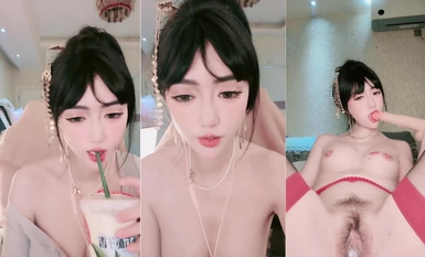 極品尤物網紅女神【最美】吊帶絲襪脫衣舞！雙指扣弄騷穴，粗大假吊抽插，騎乘位套弄。高潮淫水直流爽翻