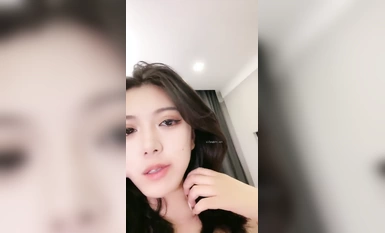 Kerja baharu pada Februari 2024, model wanita terkemuka [Model Wanita Little Strawberry] mencekik lehernya, menidurinya secara liar tanpa kondom, jus putihnya mengalir keluar, dan lelaki bajingan itu menidurinya secara liar tanpa belas kasihan sama sekali