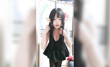18歲新人童顏巨乳娃娃臉妹妹【蛋撻呀】難得收費房約炮操逼！埋頭吃吊，開檔黑絲騎上來，自己動兩個奶子直晃動，舒服的呻吟