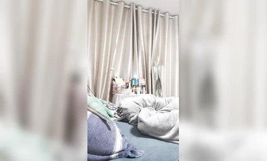 18歲新人童顏巨乳娃娃臉妹妹【蛋撻呀】難得收費房約炮操逼！埋頭吃吊，開檔黑絲騎上來，自己動兩個奶子直晃動，舒服的呻吟