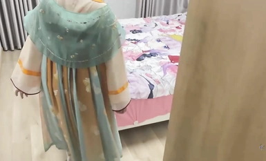可愛丸子頭小蘿莉【喵喵醬】稚嫩鄰家少女穿上漢服裙 主動翹起小屁屁讓爸爸小騷穴 誰不喜歡這么主動的小騷母狗呢？