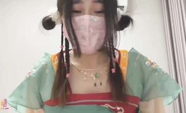 可愛丸子頭小蘿莉【喵喵醬】稚嫩鄰家少女穿上漢服裙 主動翹起小屁屁讓爸爸小騷穴 誰不喜歡這么主動的小騷母狗呢？