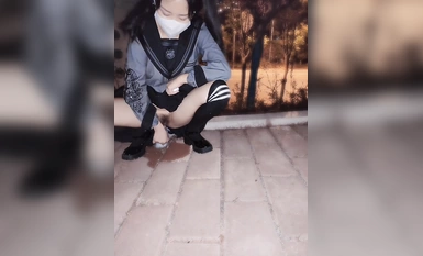 海角反差婊-【胡九萬（原小芳姐姐）】原創極限戶外被計程車跟蹤被外賣小哥嚇噴