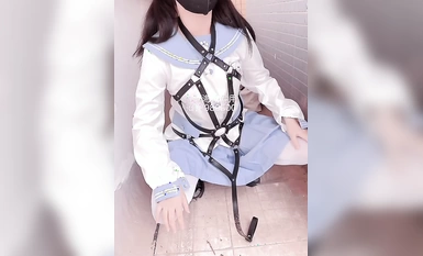 海角反差婊-【胡九萬（原小芳姐姐）】九萬原創浙江的哥哥跑來成都找我玩我帶他去天台差點秒射最後還是被內射