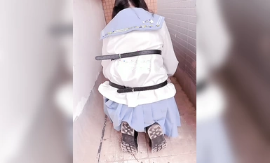 海角反差婊-【胡九萬（原小芳姐姐）】九萬原創浙江的哥哥跑來成都找我玩我帶他去天台差點秒射最後還是被內射