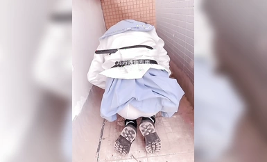 海角反差婊-【胡九萬（原小芳姐姐）】九萬原創浙江的哥哥跑來成都找我玩我帶他去天台差點秒射最後還是被內射