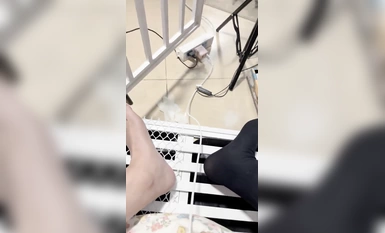 武漢18歲【少蘿沒人愛】騷舞拳交~刮毛囚籠~多道具自慰！ (7)