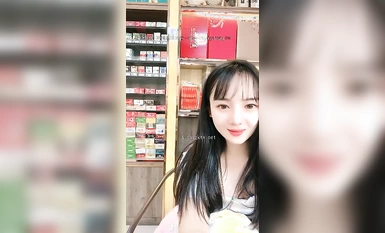 Pemilik hotel rokok, dewi kecantikan Yangyang (2)
