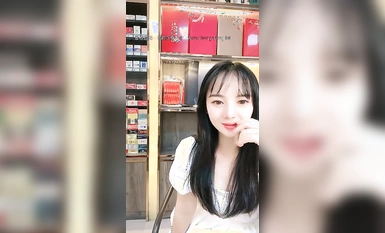Pemilik hotel rokok, dewi kecantikan Yangyang (2)