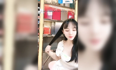 Pemilik hotel rokok, dewi kecantikan Yangyang (2)