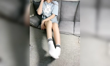 語辱罵足交【原味跑跑 paopaoyw】學生妹穿一周的臟白棉襪剛跑完步辱罵羞辱假雞巴足交sm，穿上小白鞋踩爛賤狗的雞巴