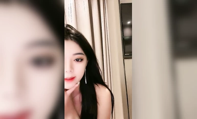 車模下海激情大戰【女模小草莓】特寫吃吊口活棒！第一視角猛懟騷穴，主動騎乘位套弄，美臀被操的抖動，表情極度誘惑